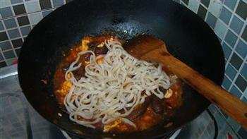 番茄鸡蛋蘑菇烧面条的做法步骤4