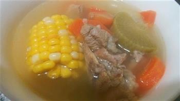 青红萝卜粟米猪展汤的做法图解3