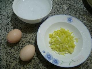 韭菜芽鸡蛋羹的做法步骤1