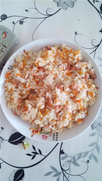胡萝卜火腿炒米饭的做法步骤3