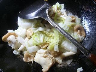 秀珍菇炒大白菜的做法图解5