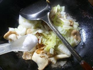 秀珍菇炒大白菜的做法图解7