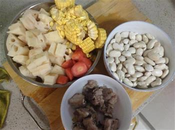芸豆莲藕玉米排骨汤的做法步骤3