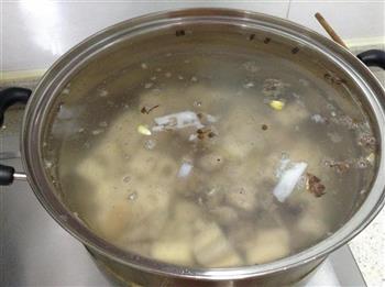 芸豆莲藕玉米排骨汤的做法步骤4