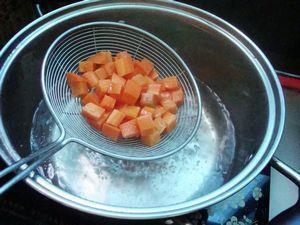 胡萝卜炒苦瓜的做法步骤3