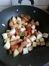 杏鲍菇土豆红烧肉的做法图解4