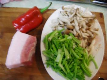 玉蕈芹菜炒肉的做法步骤1