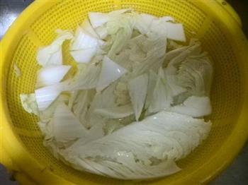 白菜冻豆腐粉丝汤的做法步骤2