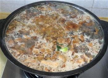 乳鸽乌鸡野生小黄菇煲汤的做法步骤11