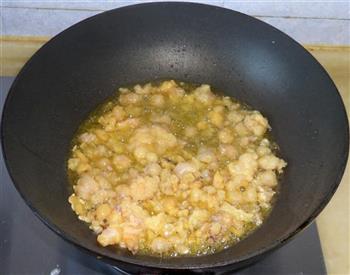 乳鸽乌鸡野生小黄菇煲汤的做法步骤5