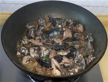 乳鸽乌鸡野生小黄菇煲汤的做法步骤9