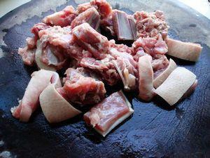 野生熟菌粉煮野猪肉的做法图解1