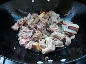 野生熟菌粉煮野猪肉的做法图解5