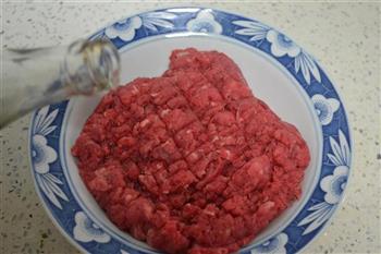 酸汤牛肉水饺的做法步骤7