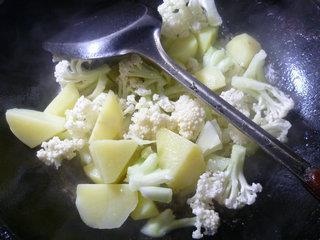 咖喱土豆花菜的做法步骤6