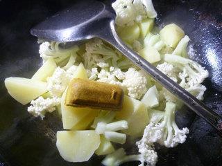 咖喱土豆花菜的做法步骤7