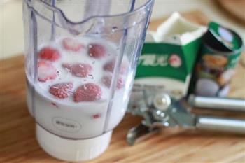 草莓酸奶杯的做法步骤2