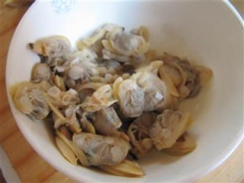 海鲜菇炒蚬子的做法步骤1