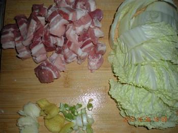 白菜猪肉炖粉条的做法步骤2