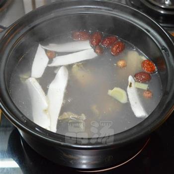红莲淮山鸡汤的做法步骤4