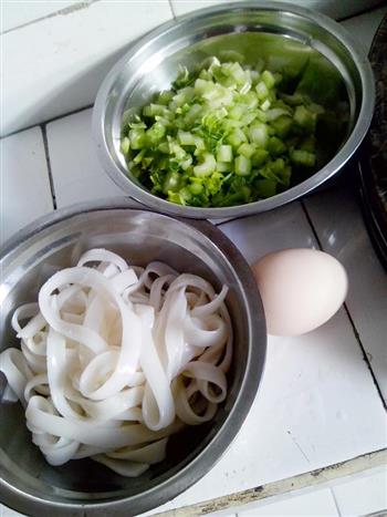 芹菜鸡蛋炒河粉的做法步骤1