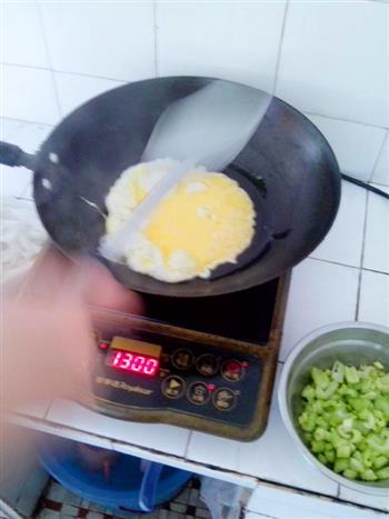 芹菜鸡蛋炒河粉的做法步骤2