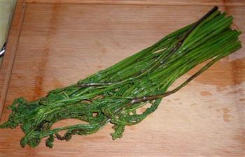 凉拌野生蕨菜的做法图解1