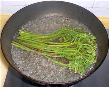 凉拌野生蕨菜的做法图解2