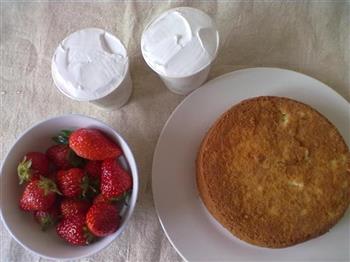 草莓奶油蛋糕的做法步骤1