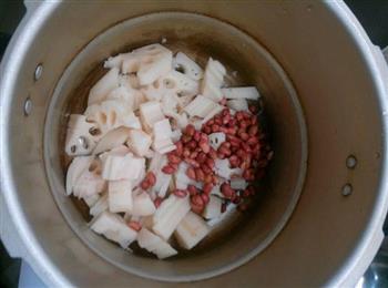 莲藕花生米排骨汤的做法步骤1