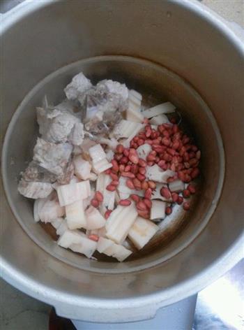 莲藕花生米排骨汤的做法步骤2