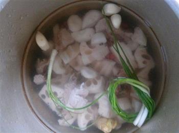 莲藕花生米排骨汤的做法步骤3
