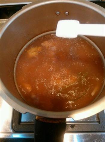 莲藕花生米排骨汤的做法步骤4