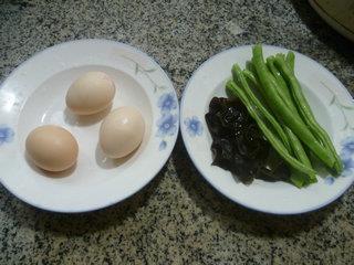 梅豆黑木耳炒鸡蛋的做法步骤1