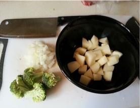 三文鱼奶油土豆汤的做法图解2