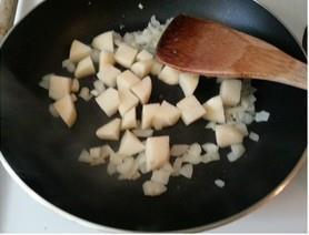 三文鱼奶油土豆汤的做法图解4