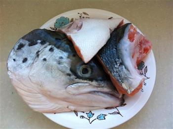 石锅清汤三文鱼头的做法图解1