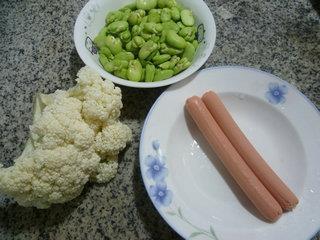 火腿肠蚕豆炒花菜的做法步骤1