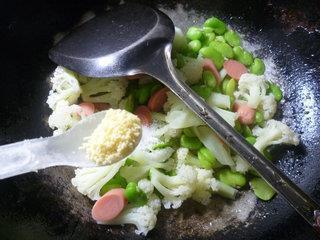 火腿肠蚕豆炒花菜的做法步骤10