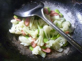火腿肠蚕豆炒花菜的做法步骤11
