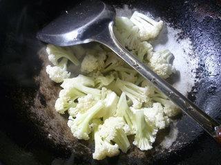 火腿肠蚕豆炒花菜的做法步骤4