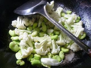 火腿肠蚕豆炒花菜的做法步骤5