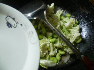 火腿肠蚕豆炒花菜的做法步骤6