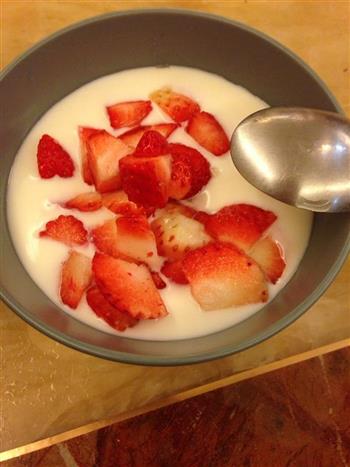 草莓酸奶沙拉的做法步骤4