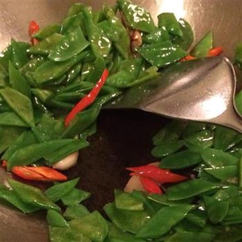 韭菜煎豆腐炒荷兰豆香肠的做法步骤2