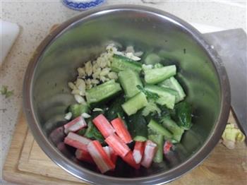 凉拌黄瓜蟹足棒的做法步骤2