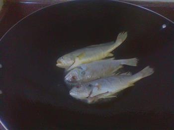 姜蒜黄鱼的做法步骤2
