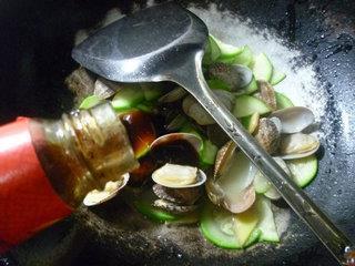 西葫芦炒花蛤的做法步骤7