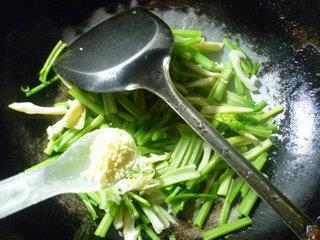 笋尖炒芹菜的做法图解8