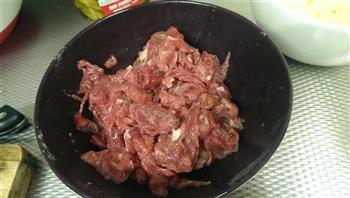 芹菜泡椒牛肉的做法步骤2